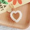 Nuevo llavero con colgante de corazón de melocotón y perla tejido a mano, bonito colgante de aleación con letras, accesorio para niña, colgante de corazón