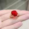 Transmisión en vivo de TikTok: anillo de diamantes rojos de alta calidad, de lujo y con un color claro, imitación de huevo de paloma natural, color fuego, brillante, con forma de huevo.