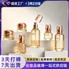 Set de botellas de vidrio ámbar estilo lujo con detalles en oro rosa, incluyendo botellas para loción y crema, y sérum antiedad - un producto de alta gama