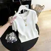 Top Simples de Tricô com Manga Curta, Gola Redonda Cinza com Detalhe de Letra para Mulheres, Verão 2026, Estilo Francês Exquisito, Temperamento Intelectual