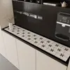 Tapete para bancada de TV e aparador de sala de jantar, tapete para mesa longa, material de couro sintético, esquema de cores preto e branco, design simples, toque de luxo leve e sofisticado