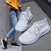 Venta Directa de Fabricantes Transfronterizos Europeos y Americanos Zapatos Casuales Deportivos 2026 Transpirables Nuevos de Tejido Fly-Knit Versátiles para Mujer Venta al por Mayor Tallas Grandes