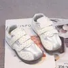 Tênis de Corrida Funcional Color Block Infantil 2026 Primavera/Outono Novo Meninas Velcro Solado Macio Antiderrapante Respirável Calçados Casuais
