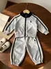 Conjunto de Moletom Infantil Novo Outono 2026 para Meninos e Meninas, Conjunto Tendência Cartoon Loose-Fit Estilo Coreano Atacado