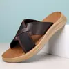 Sandálias Masculinas 2025 Verão Novo Casual Sola Macia Sapatos de Praia Sandálias Chinelos Respiráveis Antiderrapantes para Uso Externo Sapatos Masculinos Tendência