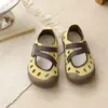 Zapatos de moda para niños, lindos y peculiares, con diseño calado, versión coreana primavera/verano 2026, sandalias deportivas versátiles estilo retro para dedo gordo, para niños y niñas