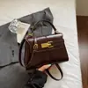 Bolso de Mano Nicho para Mujer 2025 Nuevo de Alta Calidad Retro Versátil Bolso de Hombro para Viaje Bolso Cuadrado Pequeño Cruzado