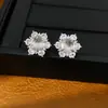 Brincos de agulha prateada com design de flor de zircônia, simples e elegantes, versáteis para o dia a dia, luxo leve e sensação de alta qualidade, atacado