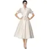 Foto Real de un Elegante Vestido de Satén con Escote en V y Mangas Abullonadas, Cintura de Corbata, Vestido Ceñido de Corte A con Adornos Florales