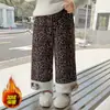 Calças forradas de fleece para meninas, nova coleção outono/inverno 2026, calças compridas de inverno estilosas para crianças, calças casuais com estampa de leopardo para bebês meninas