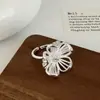 Moderna Colección de Pendientes y Anillos Florales Minimalistas de Lujo Ligero con Diseño Hueco, con un Toque Único y Sofisticado