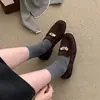Novos mocassins vintage de fivela de metal para mulheres, primavera de 2026, bico redondo, salto grosso, calce fácil, sapatos de couro da moda baixos
