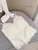 Novo item quente de início de primavera: Camisola de renda pura desejo estilo francês com bojos, alças finas, copa integrada, modeladora e sem costura para mulheres