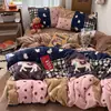 Conjunto de quatro peças em veludo de leite grau A, apresentando capa de edredom em flanela dupla face de fleece coral espessa, lençol de cima e lençol com elástico - um conjunto de cama de três peças