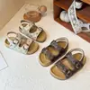 Sandalias Birkenstock Sencillas para Niños 2026 Verano Nuevas Zapatos Casuales con Estampado Retro Sandalias de Playa de Suela Suave para Niños y Niñas