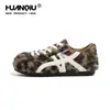 Tênis de Treino Alemão com Solado Grosso e Estampa de Leopardo Global para Mulheres 2025 Inverno Novo Estilo Sapatos de Algodão Quentes com Pelúcia Mocassins Fofos e Robustos