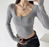 Camiseta de manga larga con tres botones para mujer, diseño de chica sexy, cuello cuadrado pequeño y grande, de otoño