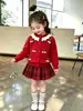 Conjunto de suéter para niña, nuevo estilo otoño/invierno, con un cárdigan de punto pequeño estampado de cerezas y una falda a cuadros roja de moda estilo coreano, perfecto para bebés