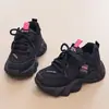 Sapatos plataforma de sola grossa para crianças, tênis "dad shoes" de malha única que aumentam a altura, novos sapatos femininos outono 2026, retrô, respiráveis, modernos, esportivos