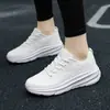 Zapatos deportivos y casuales transpirables para mujer, nuevo diseño de malla, adecuados para ventas transfronterizas, actividades al aire libre y baile en la plaza, con suela gruesa y punta redonda