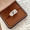Anel de renda oca requintado para mulheres, design de nicho estilo ins, popular no Xiaohongshu, anel versátil de dedo indicador com abertura, moderno