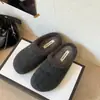 Novos 2026 Roupas Externas Simples Quentes Plus Veludo Estilo Coreano Slip-on Vento Sapatos Femininos Chinelos de Algodão Meio Chinelos Pelo Cáqui