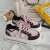 Zapatillas de caña baja con estampado de leopardo estilo Hong Kong retro para mujer, zapatillas deportivas casuales de moda versátiles de suela gruesa para aumentar la altura para personas menudas