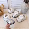 Tênis infantis de desenho animado para meninas, cor prata, com sola macia, modernos e uma ótima escolha para o uso diário e passeios casuais.