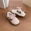 Zapatos para niñas zapatos infantiles deportivos zapatos de tabla de entrenamiento alemanes 2026 nuevo primavera y otoño casual malla transpirable suela blanda zapatos para correr