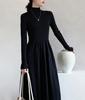 Estación Europea Otoño 2026 Nueva Moda para Mujer Vestido Suéter Negro Largo Hasta la Rodilla Combinado con Abrigo y Vestido Base de Punto