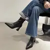 Botas femininas de couro estilo britânico, novo modelo de inverno 2025, cor sólida, botins simples de salto alto, bico fino, salto grosso, botas da moda, antiderrapante
