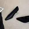 Zapatos de tacón alto con tacón grueso negro, nuevo estilo 2025, corte bajo, elegantes, adecuados para ir al trabajo, zapatos de mujer vintage franceses de punta