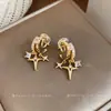 Pinza para Oreja con Colgante de Estrella Electrochapado en Oro Real de 18K, Lujo Ligero, Gama Alta, Modernos, Pendientes Sencillos, Pendientes Exquisitos y Versátiles para Mujer