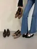 []2026 Otoño Nuevos Zapatos de Mujer Aumentadores de Altura Interior Gamuza Hebilla Cruzada Punta Cuadrada de Una Correa Zapatos Individuales Zapatos de Mujer