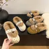 Estilo Doce Headband de Pelo com Bolinhas Chinelos para Mulheres Inverno 2026 Outdoor Sola Grossa Slip-on Antiderrapante Quente Chinelos de Pelúcia