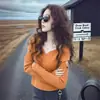 Elegante y estilizado suéter de punto naranja con diseño hueco en V, perfecto como capa interior para la primavera. También disponible en color negro