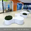 Banco de fibra de vidrio con estructura de empalme para centros comerciales y parques, banco de espera con maceta de flores con diseño creativo de pétalos empalmados.