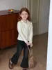 Pantalones vaqueros forrados de felpa para niña, estilo nuevo Invierno 2026, diseño de una sola pieza de forro polar, cintura elástica, pantalones vaqueros de microcampana largos y gruesos para niños