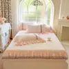 Faldón de cama acolchado estilo princesa pieza única modelo nuevo 2025 encaje sábana bajera protector de colchón cubierta de cama engrosada cubierta antipolvo