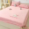 Sábana de Cama Bordada Patchwork de Leche para Otoño e Invierno Serie de Avatares Lindos Pieza Individual Juego de Tres Piezas Cubrecama Opcional Funda Protectora Antideslizante