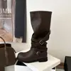 Fivela de cinto de moda estilo britânico de 3,5 cm, botas de cavaleiro, novo modelo outono e inverno de 2026, bico redondo, salto grosso, botas longas acima do joelho