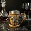 Caneca de cerveja criativa estilo Velho Oeste Americano com relevo de cavalo, interior em aço inoxidável e acabamento imitando madeira, uma peça decorativa para casa ou bar