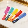 Pente Colorido de Plástico para Cabelo da Loja de Um Dólar, Pente para Pentear Cabelo, Pente para Cabelo Liso, Pente Colorido com Listras Diagonais de Dentes Largos na Cor de Doce