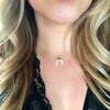 Collar de clavícula con colgante de luna creciente de seda marfil blanco hecho a mano de boutique, cadena de moda con colgante de luna de cuerno de resina para mujer