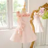 Vestido casual rosa, estilo curto, nova coleção de verão 2026, alça fina (spaghetti), adequado para encontros, vestido com tema de rosa, vestido de férias