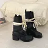 Botas de motociclista de salto alto com cadarço estilo europeu e americano para mulheres, verão 2026, preto, sola grossa, cano médio, salto grosso, emagrecedor, versátil, botas curtas