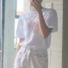 Camiseta Estampada Retro Coreana com Ombro Reto Feminina Top Verão 2026 Novo Tamanho Grande Solta Ins Algodão Puro Branco Manga Curta