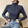 Camisa de nuevo estilo con mangas huecas y cuello semi-alto, con artesanía hecha a mano, costuras de encaje a la moda, diseño ajustado, suéter de punto para mujer