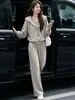 Conjunto Casual Feminino Outono 2026 Novo Estilo Cor Sólida Jaqueta com Zíper e Capuz Calça Larga de Cintura Alta Longa Conjunto de Três Peças