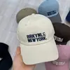 Gorra de Béisbol Retro Americana con Bloques de Color y Bordado de Letras de Ala Ancha y Copa Suave para Mujer, Primavera y Verano, Gorra con Visera para Adelgazar el Rostro para Hombre, Moderna